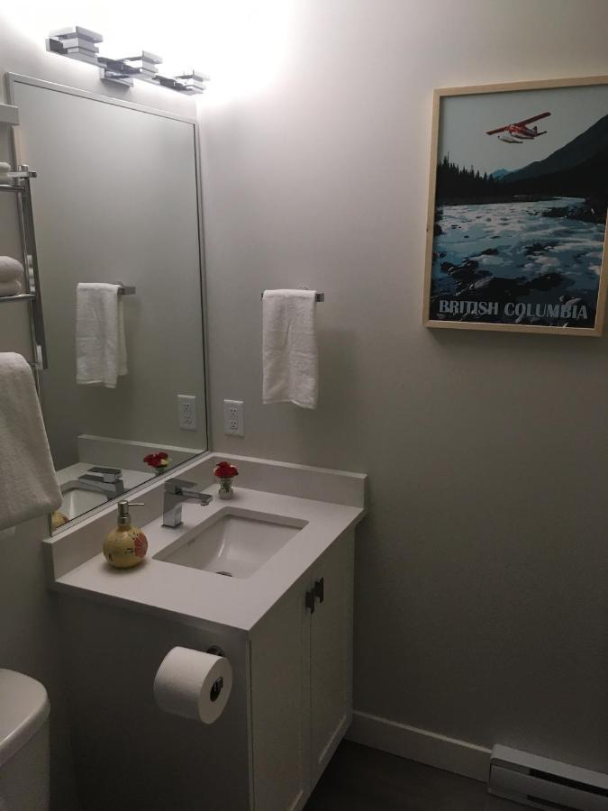 Mollys Cottage-The Suite On Vancouver Island Near Yyj Airport And The Wa And Bc Ferries North Saanich Bagian luar foto