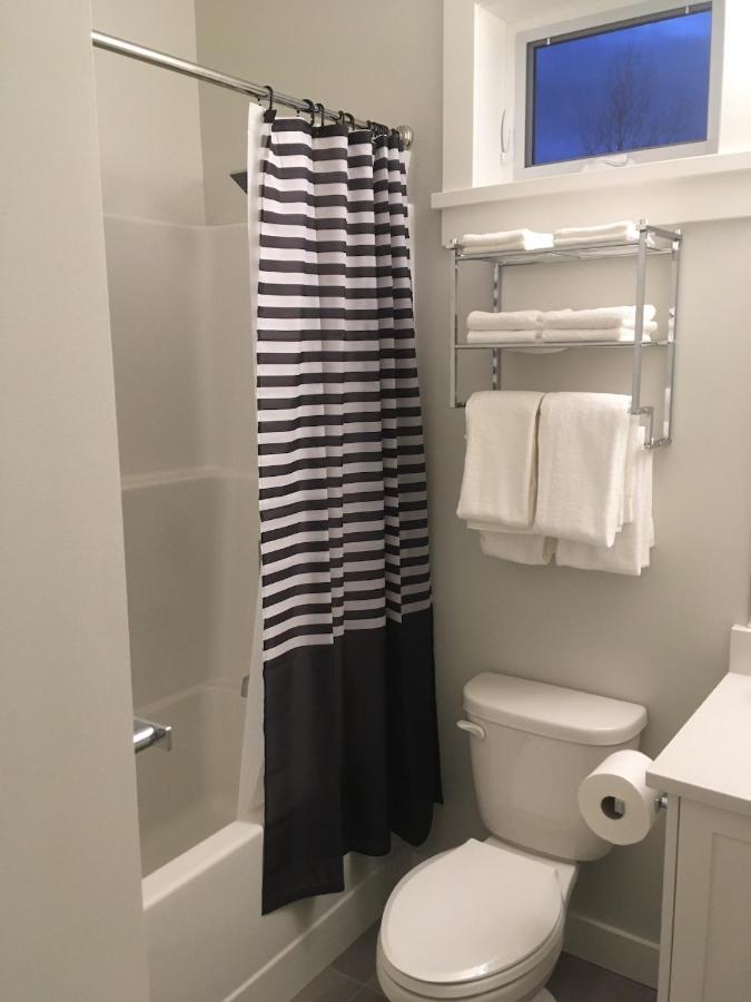 Mollys Cottage-The Suite On Vancouver Island Near Yyj Airport And The Wa And Bc Ferries North Saanich Bagian luar foto