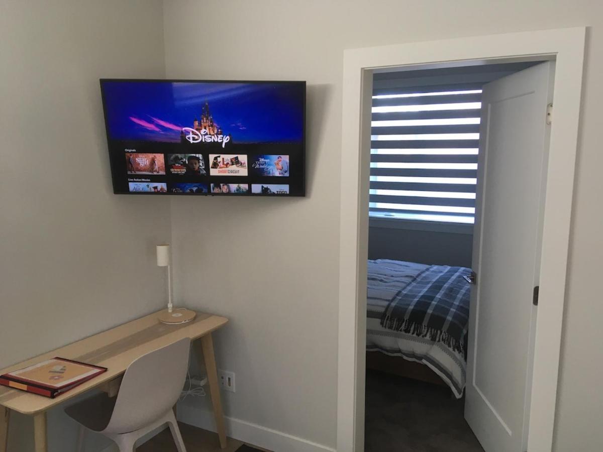 Mollys Cottage-The Suite On Vancouver Island Near Yyj Airport And The Wa And Bc Ferries North Saanich Bagian luar foto