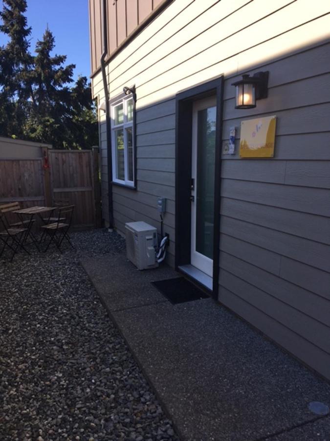 Mollys Cottage-The Suite On Vancouver Island Near Yyj Airport And The Wa And Bc Ferries North Saanich Bagian luar foto