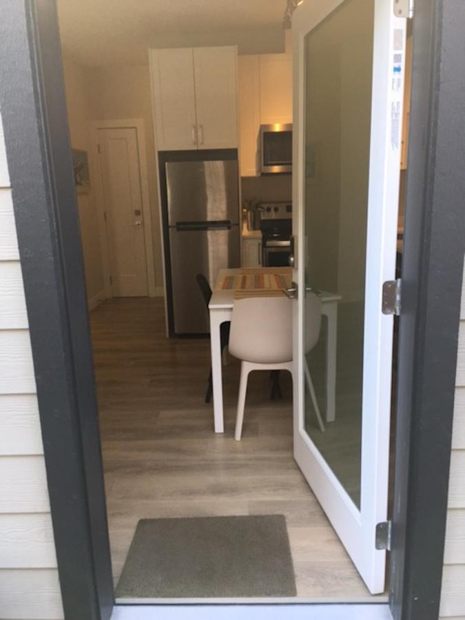 Mollys Cottage-The Suite On Vancouver Island Near Yyj Airport And The Wa And Bc Ferries North Saanich Bagian luar foto
